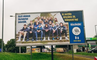 Óriásplakáttal búcsúztak osztályfőnöküktől egy magyar iskola ballagó nyolcadikosai