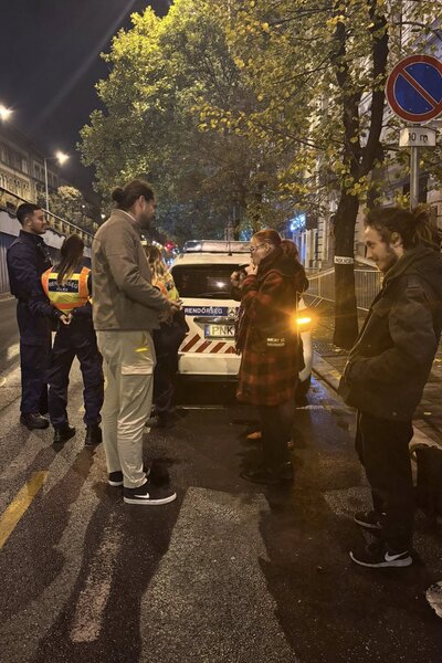 Őrizetbe vették a Kutyapárt aktivistáit, miután az aszfalton üzentek a Békemenetnek