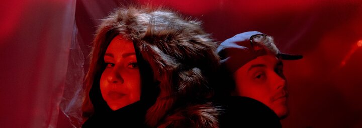 PREMIER: „Amíg benn tartom a levegőt, az idő lábujjhegyen táncol” – Megérkezett Janet Gruber és Ótvar Pestis közös klipje