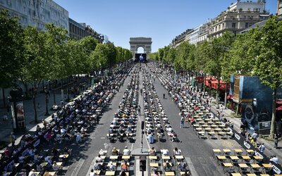 Párizs Guinnes-rekordot döntött – Mutatjuk milyen volt a világ legnagyobb tollbamondása