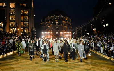 Párizs egyik legszebb hídján debütált Pharrell Williams Louis Vuitton-kollekciója – Sztároktól hemzsegett a francia főváros