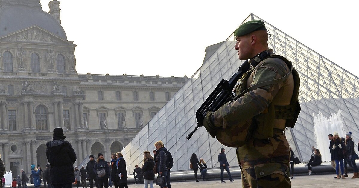 Rablás történt a Louvre-ban