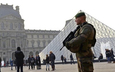 Rablás történt a Louvre-ban