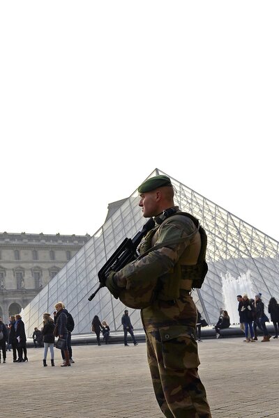 Rablás történt a Louvre-ban