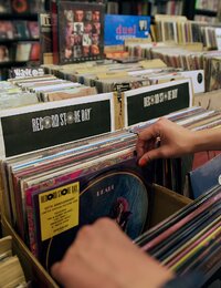 Record Store Day: exkluzív magyar kiadványokkal, akciókkal és DJ-kkel jön szombaton a lemezgyűjtők és a zeneőrültek ünnepe