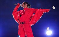 Rihanna egy pár pécsi kesztyűben pompázott a Super Bowl félidejében