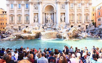 Róma már nem bírja a turistákat, fizetőssé válhat a Trevi-kút