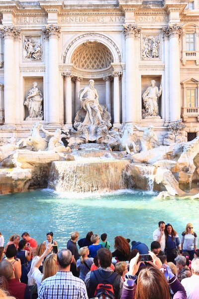 Róma már nem bírja a turistákat, fizetőssé válhat a Trevi-kút