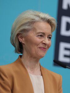 Rosszul lett utasnak nyújtott orvosi segítséget Ursula von der Leyen egy Brüsszelbe tartó repülőn