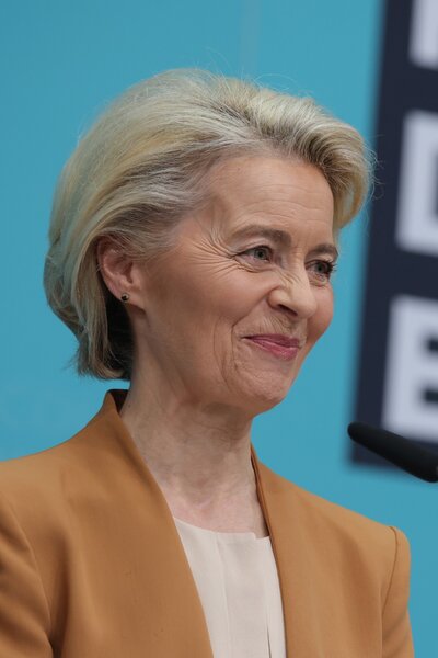 Rosszul lett utasnak nyújtott orvosi segítséget Ursula von der Leyen egy Brüsszelbe tartó repülőn