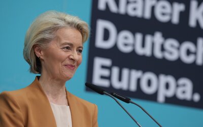 Rosszul lett utasnak nyújtott orvosi segítséget Ursula von der Leyen egy Brüsszelbe tartó repülőn