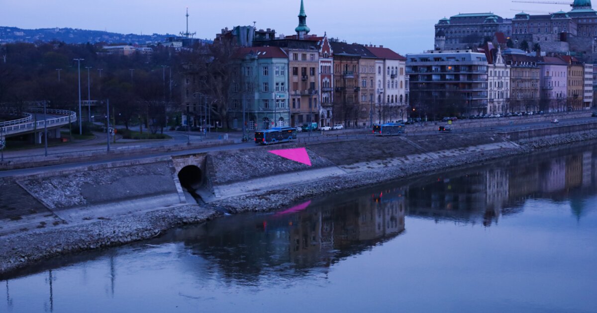 Rózsaszín háromszögek jelentek meg szerte a városban tiltakozásképpen a Pride betiltása ellen