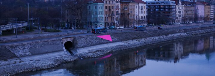 Rózsaszín háromszögek jelentek meg szerte a városban tiltakozásképpen a Pride betiltása ellen