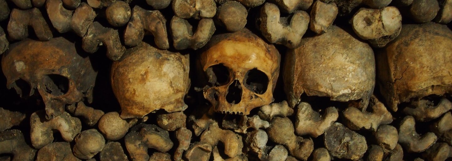 Sátánista szertartások, vad bulik és hegyekben álló emberi csontok – interjú a párizsi katakombák magyar kalandorával