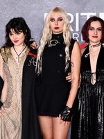 Szellemesség, női ösztönök és türelemjáték: mi a Szigetre érkező The Last Dinner Party zenekar titka?