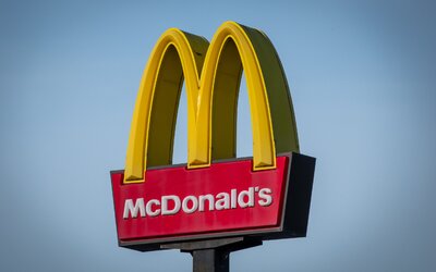 Szexuálisan zaklatta 17 éves kollégáját egy magyar McDonald's-dolgozó, aki korábban pap volt