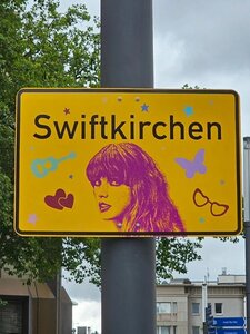 Taylor Swift koncertjei miatt átneveztek egy várost Németországban