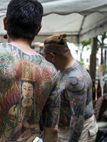 Tetovált lovagok vagy vérszomjas bűnözők? – Ugorj fejest a nyúlüregbe, amely a japán alvilágba vezet!