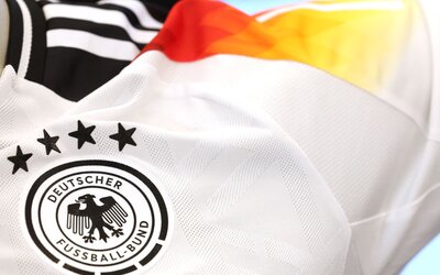 Tiltott önkényuralmi jelképre hasonlított az egyik szám, egyelőre senki nem vehet személyre szabott német focimezt  