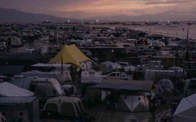 Tragikus káoszba fulladt a Burning Man fesztivál: egy ember meghalt, több százan ottrekedtek