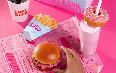 Tuti halóznád a rózsaszínszószos Barbie-burgert