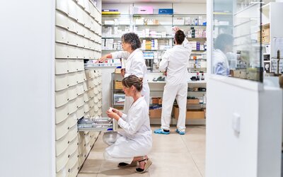 Új fejezet a magyar egészségügyben: májustól már nem szükséges, hogy gyógyszerész legyen a gyógyszertárakban