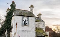 Újabb rövid életű Banksy-alkotás jelent meg egy tengerparti kisvárosban, nem sokkal később bontani kezdték az épületet