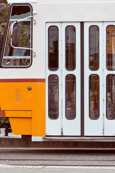 Újra jár a 19-es és a 41-es villamos, kiderült, mikor állhat meg újra a 2-es metró a Batthyány téren 