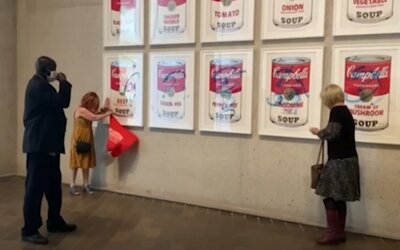 Újra lecsaptak az ökoaktivisták: ezúttal Andy Warhol egyik leghíresebb művét érte támadás