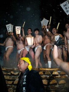Utoljára rendezték meg az ezeréves fesztivált, amin szinte pucér japán férfiak versengenek egy templomban 