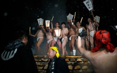 Utoljára rendezték meg az ezeréves fesztivált, amin szinte pucér japán férfiak versengenek egy templomban 
