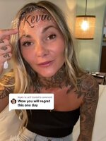 Váratlant húzott az influenszer, aki azzal szántott végig a neten, hogy a homlokára tetováltatta a barátja nevét