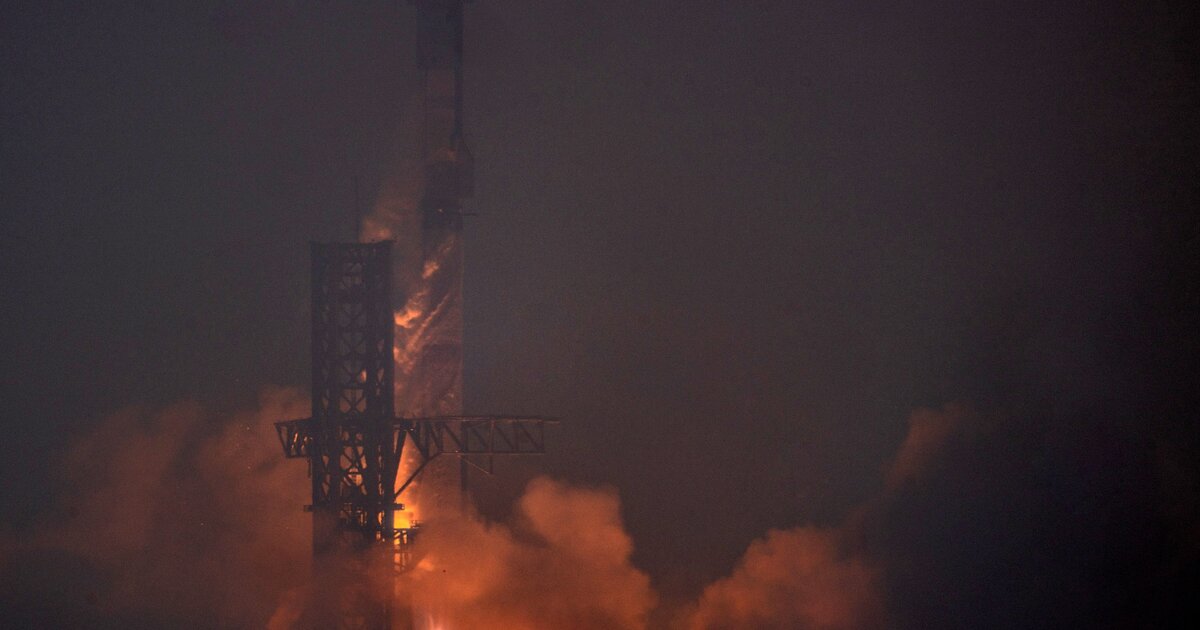 Videón, ahogy atomjaira robban Elon Musk űrhajója