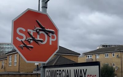 Videóra vették, majd egy napon belül elfoghatták a férfit, aki megfújta Banksy londoni stoptábláját