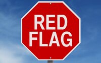 Vigyázat, red flag-veszély - 7 intő jel, amire mindenképpen figyelj randizás alatt
