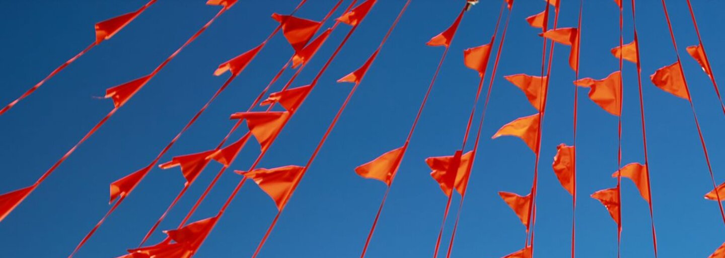 Vigyázat, red flag-veszély - 7 intő jel, amire mindenképpen figyelj randizás alatt