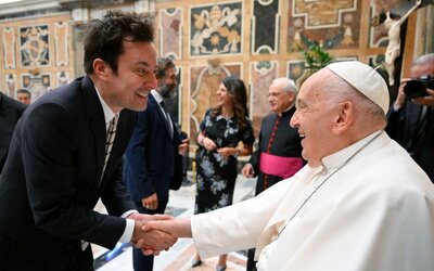 Világhírű humoristák szórakoztatták Ferenc pápát  – Jimmy Fallon, Whoopi Goldberg és Chris Rock is a Vatikánban járt