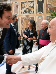 Világhírű humoristák szórakoztatták Ferenc pápát  – Jimmy Fallon, Whoopi Goldberg és Chris Rock is a Vatikánban járt