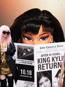 Visszatért Kylie Jenner kék hajú perszónája, King Kylie, a 2010-es évek beauty-időkapszulája