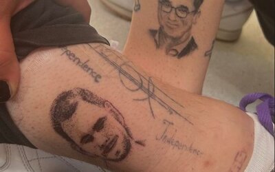 Vitézy Dávid arcát varrta magára a Karácsony Gergelyt ábrázoló tetoválás készítője
