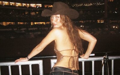  Yee-haw! A cowgirl-esztétika belovagolt a popkultúrába, mi meg lasszóval vadásszuk a cowboy-csizmákat