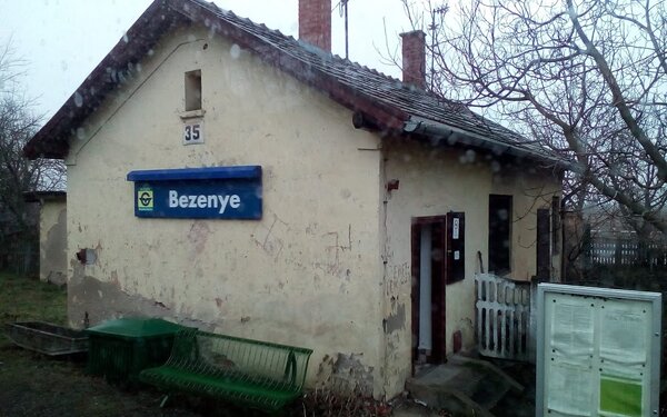 Bezenye megállóhelyét választom.