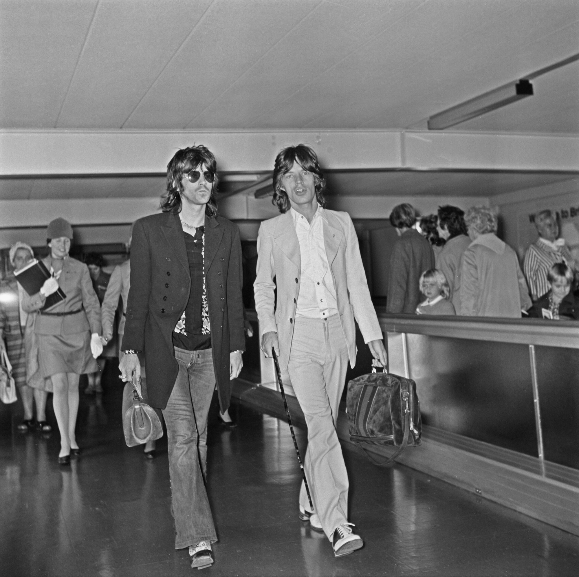 Keith Richards és Mick Jagger a Heathrow reptéren, Londonban.