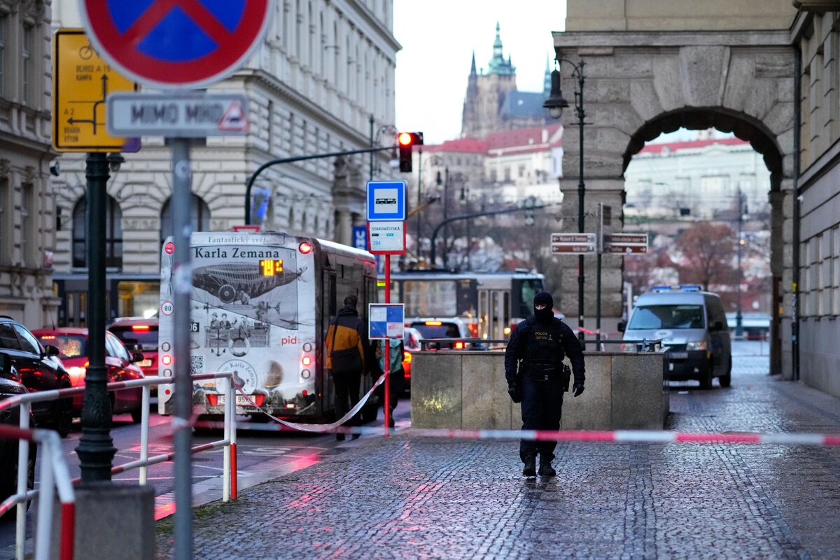 A prágai Károly Egyetem bölcsészkarának épülete előtt őrködő rendőr 2023. december 22-én, miután az előző nap az egyik hallgató lövöldözött az épületben, és tizennégy embert megölt, huszonötöt megsebesített. 