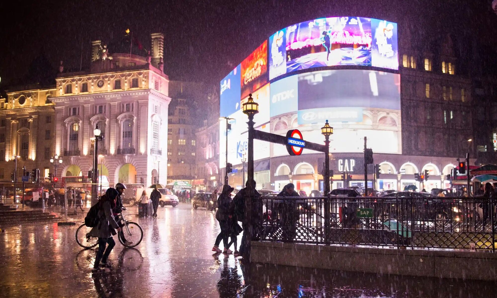 A Piccadilly Circus – szinte látni lehet, ahogy Bridget Jones, szokásához híven késésben, a teret átszelve rohan munkába.