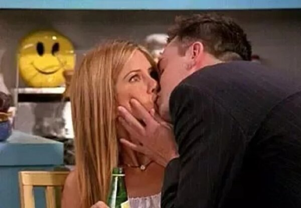 Az egyik epizódban Chandler megcsókolta Monicát, Rachelt és Phoebe-t. Miért?