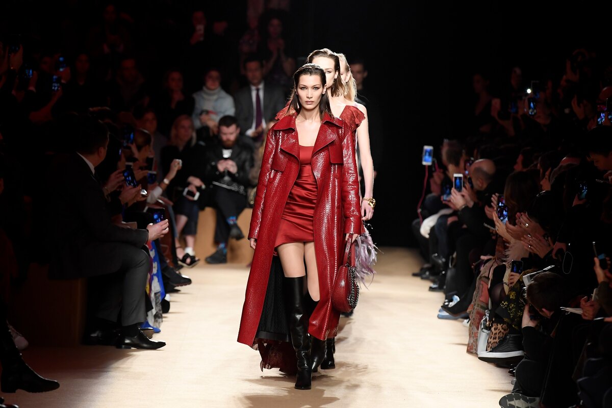 Roberto Cavalli show, kifutó, Őszi tél 2018, Milánói Divathét, Olaszország - 2018. február 23.
Bella Hadid és modellek a kifutón (Fotó: WWD/Penske Media via Getty Images)
