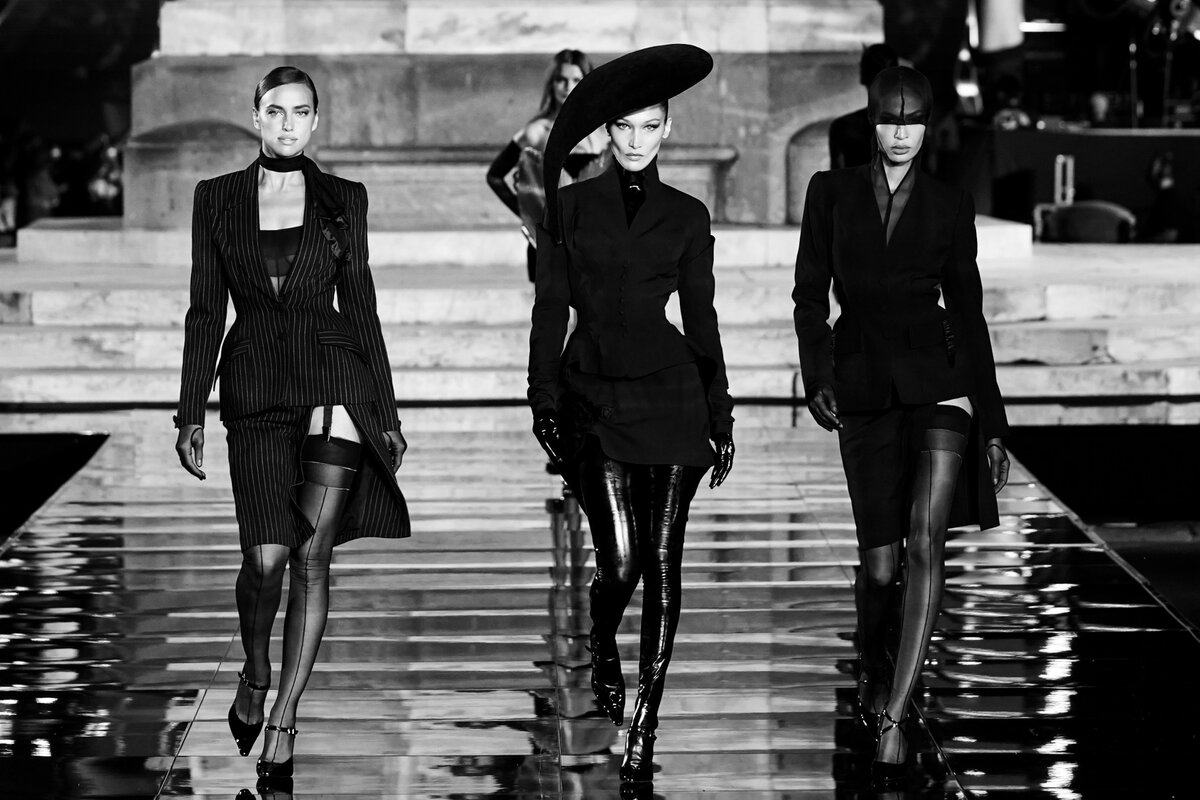 FLORENCE, OLASZORSZÁG - JÚNIUS 13. Irina Shayk, Bella Hadid és Joan Smalls a CR Runway x Luisaviaromán sétálnak a Pitti Immagine Uomo 96 alatt 2019. június 13-án Firenzében, Olaszországban. (Fotó: )