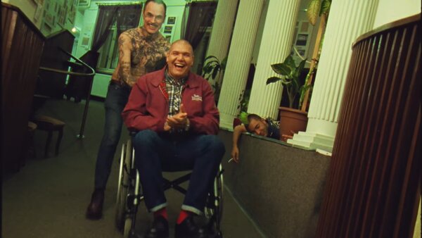 A legjobb rendezés 2021-es győztese egy remek drogprevenciós anyag is lehetne. Melyik punkegyüttesről van szó?