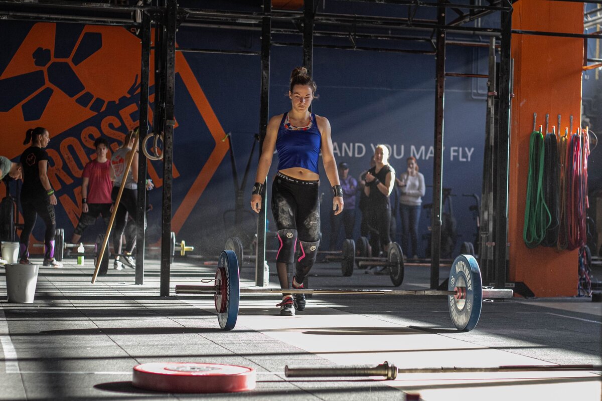 Simon Réka, amellett, hogy sportpszichológiai szakpszichológusnak tanul, maga is versenyszerűen crossfitezik 